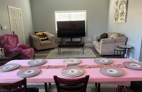 Brickeys House | Country Chic 3-bedroom house in peaceful Colt with all the amenities of home