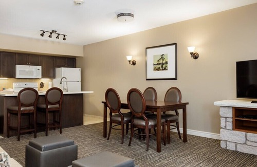 Oro-Medonte Apartment | Country Club Suite: King Bed, Jet-Tub, Pool, Gym