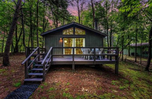 The Woods Ski Chalet | Country Comfort - Wifi, Fireplace, Golfing, Hiking, Deck, Pool Access