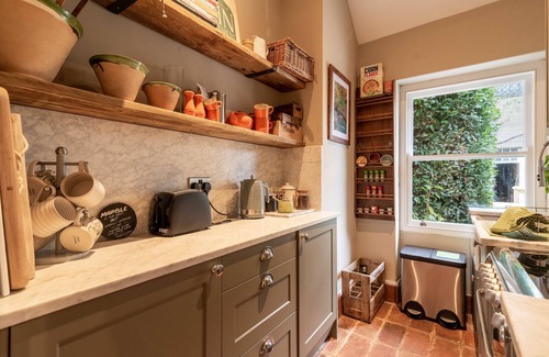 Bradford-on-Avon House | Country Cottage Fireplace Parking Sleeps 7 Nr Bath set in a Country House Estate
