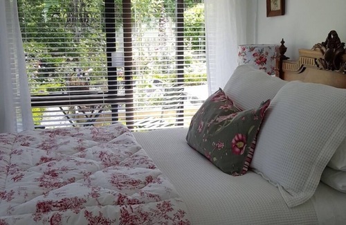 Tauranga House | Country cottage and small wedding venue set in divine garden setting.
