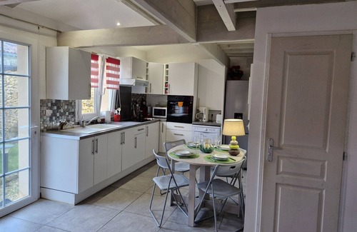 Gizay Cottage | Country cottage in Futuroscope country/Shared swimming pool