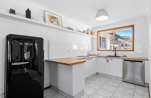 Lovedale House | Country Estate in hunter valley with 23 rooms, 2 heated pools, basketball court