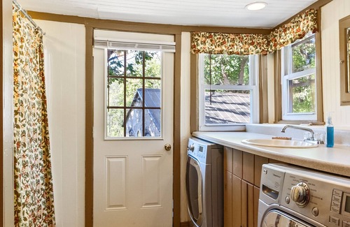 Lenhartsville House | Country Farmhouse, Sleeps 8, Hot Tub