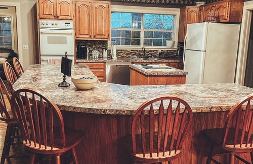 Battiest House | Country Getaway ~ minutes from hiking trails, fishing, ATV trails, hunting