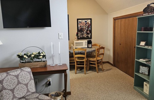 Country Properties Apartment | Country Getaway Close To Campus-Garage Apartment Kyle Gameday Rental