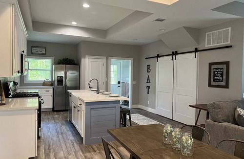 Tomball House | Country hideaway - minutes to the Woodlands!