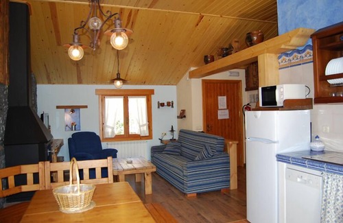 Alueza Cottage | country holiday home - Alueza House with garden