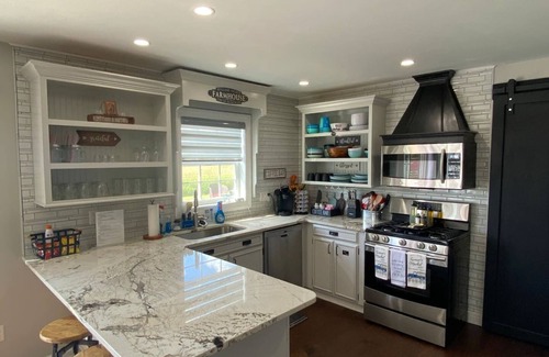 Port Clinton House | Country Home with 3B 1.5B w/Room for Fishermen with Trucks Boats & Trailers