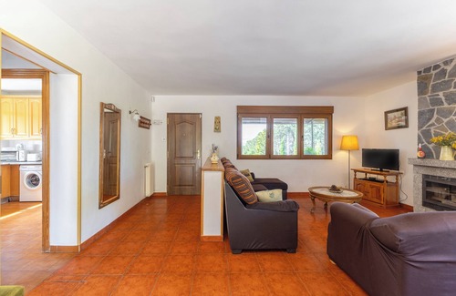 Robledo de Chavela House | Country House 'Avalon 102' with Mountain View, Private Pool and Wi-Fi
