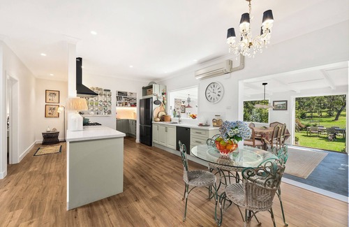 Bundanoon House | Country House 1 Min Walk to Bundanoon Village and The Iconic Pub