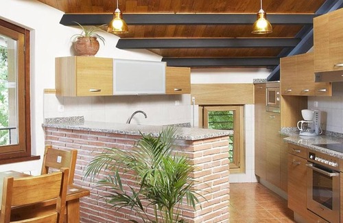 Iraizotz House | Country House 'Apartamento Ll' with Mountain View, Balcony and Wi-Fi