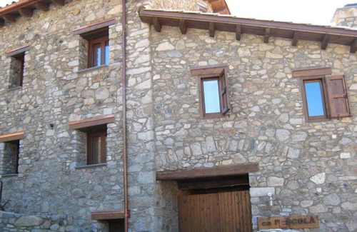 Aranser House | Country House 'El Paller O La Casa De Ca L’Escolà' with Mountain View, Shared Terrace and Wi-Fi
