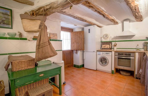 La Cuevarruz House | Country House 'El Rincón De Los Frailes' with Mountain View, Private Terrace and Wi-Fi
