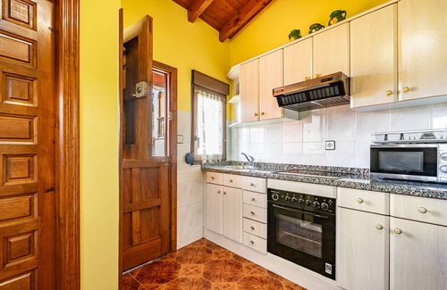 Llenin House | Country House 'La Casita De Heidi' with Mountain View, Private Terrace and Wi-Fi