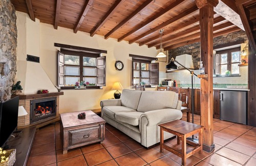 Quiros House | Country House 'La Matuca' with Mountain View, Shared Terrace and Wi-Fi
