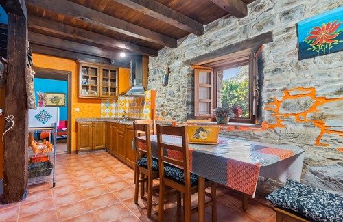 Vilaframil House | Country House 'Teixo' with Mountain Views, Private Terrace and Wi-Fi