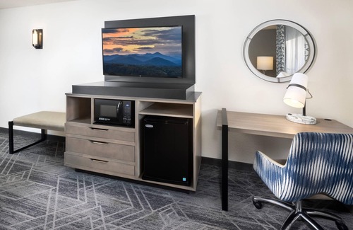 Kenilworth Hotel | Country Inn & Suites by Radisson Asheville Downtown Tunnel Road