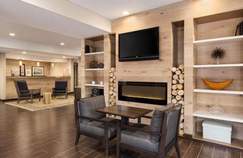 Swiss Manor Hotel | Country Inn & Suites by Radisson, Flagstaff, AZ