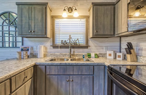 Gatlinburg - Pigeon Forge Cottage | Country Living in a Tiny Home!