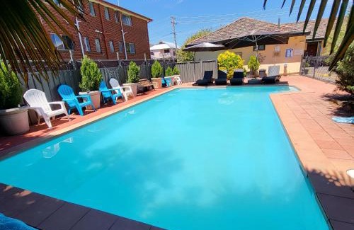 Crestwood Hotel | Country Plaza Motel