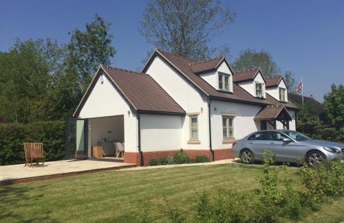 Pershore Villa | Country Retreat near Golf, Cotswolds, Stratford-Upon-Avon and Worcester