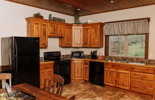 Dundee Cabin | Country Roads Suite: Luxury Suite in Amish Country, Ohio