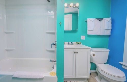 Maplecrest Bed & Breakfast | Country Room. Cozy room with a Queen-Size bed, en-suite bathroom, and FREE breakfast. Sleeps 2.