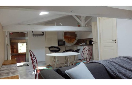 Saint-Hilaire-de-Loulay Apartment | Country studio