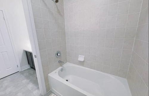 Georgetown House | Country-Style King BR-Close to 401, Go Train, Mall