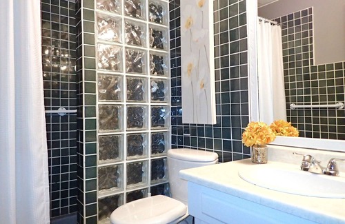 Langley House | COUNTRY TIMBERS SUITE - Walk to Winery & Berry Farm - Langley