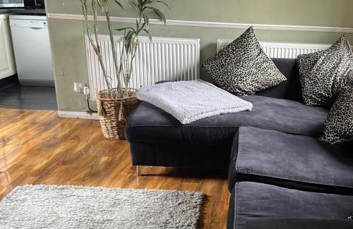 Holton Le Clay House | Countrylife Cottage for Groups- BBQ , firepit, free parking