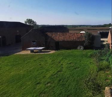 Holton Le Clay House | Countrylife Cottage for Groups- BBQ , firepit, free parking
