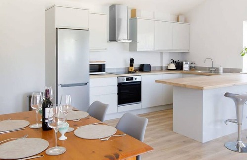 Birdham House | Countryside Bungalow for 4 Close to Beaches