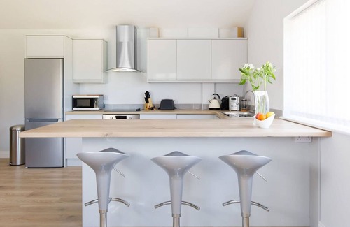 Birdham House | Countryside Bungalow for 4 Close to Beaches