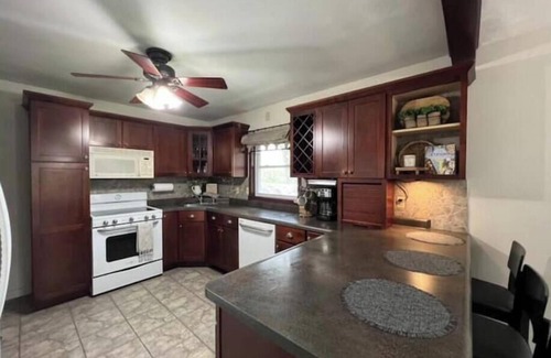 Dixon House | Countryside Charm : 3BR, 2BA + 1 Acre Of Land