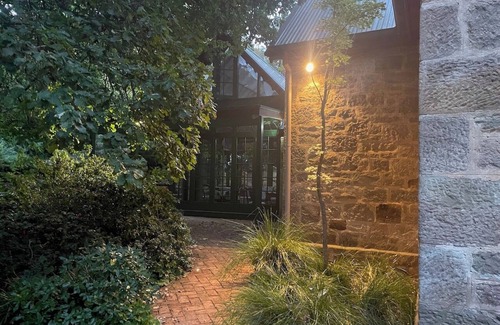 Stirling Cottage | Countryside cottage with magical gardens close to Adelaide Hills towns and parks