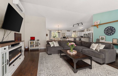 Centralia - Chehalis House | Countryside Getaway: King beds, fire pit, and fast wifi!