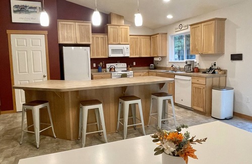 Adna House | Countryside Retreat 5 minutes from Chehalis- great for families and teams!