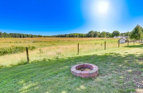 Bristolville House | Countryside Retreat in Middlefield about 7 Mi to Town!