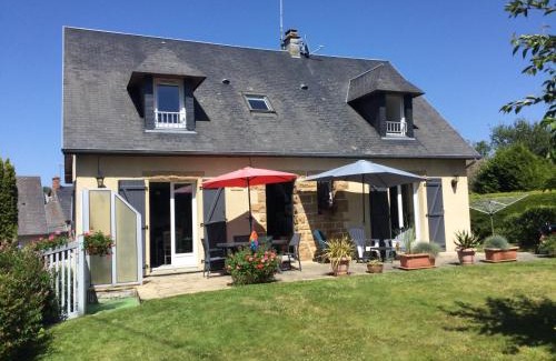 Anctoville-sur-Boscq House | Coup de cœur assuré ! CALM Comme à la Maison ! maison spacieuse avec grande terrasse pour 2 à 5 personnes proximité Granville et mer avec wifi et parking gratuits