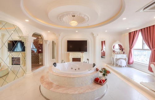 District 7 Apartment | Couple Retreats - Luxurious & Romantic Apartment