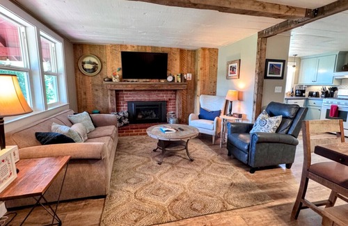Mariposa Cabin | Couples 1 Bedroom Cabin, HOT TUB, FIRE-PIT, PETS on 40 acres!