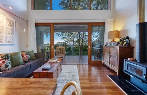 Mapleton Villa | Couples Getaway. Sunshine Coast Hinterland. Cosy with Fireplace. Pet-Friendly!