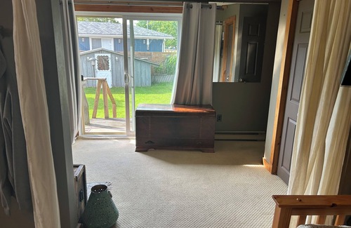 Selkirk House | Couples/Girls Getaway Retreat Cozy Lake View Cottage- Sip Wine, Watch Sunsets