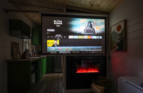 Blue Ridge Cabin | Couples Retreat:King Bed:Hot tub:Fire pit, Pizza Oven: Outdoor Showers :& More