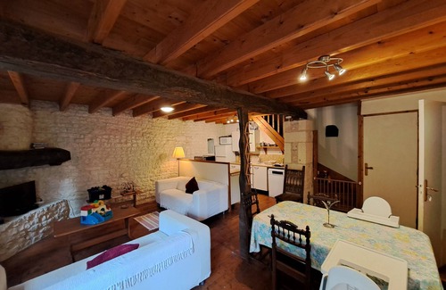 Saint-Pierre-de-Juillers House | Cour Privée Mais Avec un Accès Facile au Jardin de Jeux Commun et Piscine