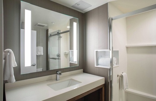 Auburndale Hotel | Courtyard by Marriott New York Queens/Fresh Meadows