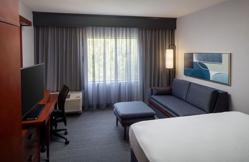 Charleston Hotel | Courtyard by Marriott Charleston Downtown/Civic Center