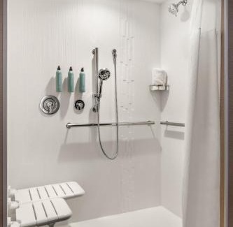 Waukesha Hotel | Courtyard by Marriott Milwaukee Brookfield at Poplar Creek